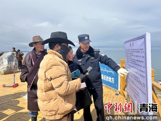 图为宣传保护鸟类通告。共和融媒供图 图为宣传保护鸟类通告。共和融媒供图