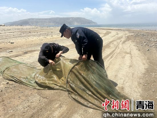 图为清理非法捕捞网具。共和融媒供图 图为清理非法捕捞网具。共和融媒供图