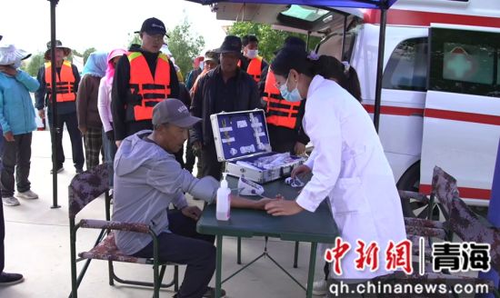 图为对安置区群众开展健康体检。共和融媒供图 图为对安置区群众开展健康体检。共和融媒供图