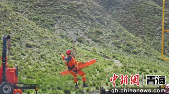 图为开展绳索救援。共和融媒供图 图为开展绳索救援。共和融媒供图