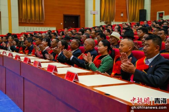 图为举行荣誉退休仪式。共和融媒供图 图为举行荣誉退休仪式。共和融媒供图
