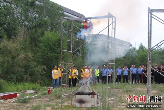 图为参演职工利用超细干粉气体自动灭火装置进行灭火。 王晓敏摄 图为参演职工利用超细干粉气体自动灭火装置进行灭火。 王晓敏摄