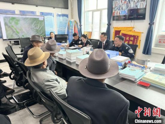 资料图为青海省海南州同德县社会治理综合服务中心矛盾纠纷调解现场。 祁绣娟摄 资料图为青海省海南州同德县社会治理综合服务中心矛盾纠纷调解现场。 祁绣娟摄