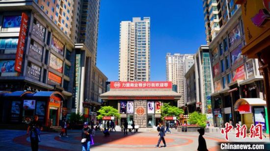 资料图为青海省西宁市力盟商业步行街一角。黎晓刚 摄