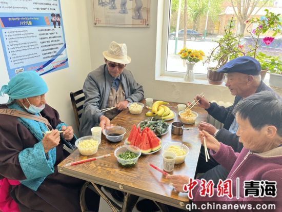 图为开设“爱老幸福食堂”。共和融媒供图 图为开设“爱老幸福食堂”。共和融媒供图