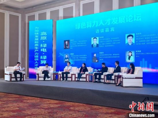 图为主持人与院士、专家进行访谈。李隽 摄 图为主持人与院士、专家进行访谈。李隽 摄