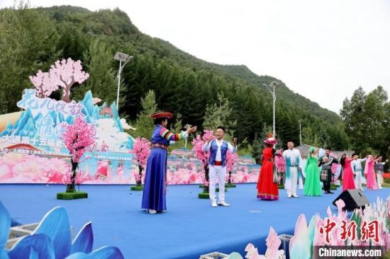 图为花儿歌手演唱花儿串烧《娘娘山上把花儿漫》。张添福摄 图为花儿歌手演唱花儿串烧《娘娘山上把花儿漫》。张添福摄