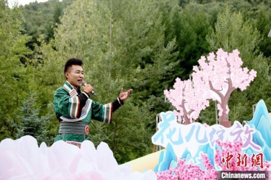 图为花儿歌手在现场表演。张添福摄 图为花儿歌手在现场表演。张添福摄