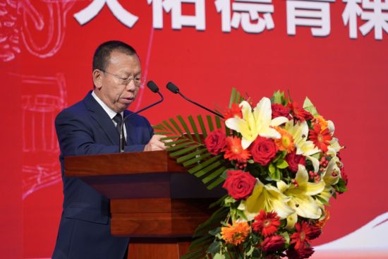图为青海互助天佑德青稞酒股份公司董事长李银会先生上台致欢迎辞。天佑德青稞酒 供图 图为青海互助天佑德青稞酒股份公司董事长李银会先生上台致欢迎辞。天佑德青稞酒 供图