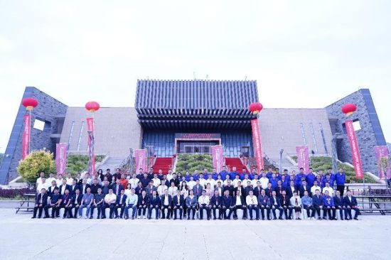 图为合影留念。天佑德青稞酒 供图 图为合影留念。天佑德青稞酒 供图