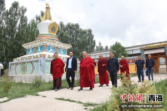 图为青海省海南州统战干部与僧人交流。张添福摄 图为青海省海南州统战干部与僧人交流。张添福摄