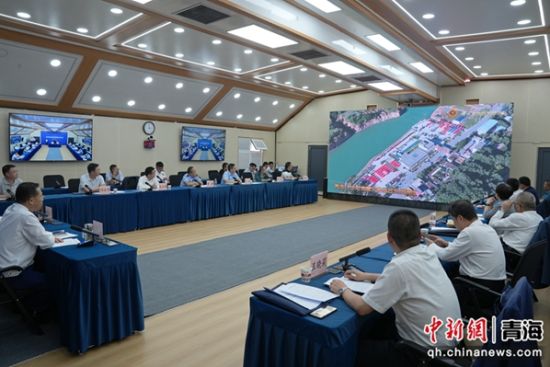 图为参会人员观看青海省消防救援总队应急救援能力建设汇报片。 青海消防供图 图为参会人员观看青海省消防救援总队应急救援能力建设汇报片。 青海消防供图