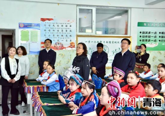 图为与会人员在玛沁县第一民族小学观摩。郭州委摄