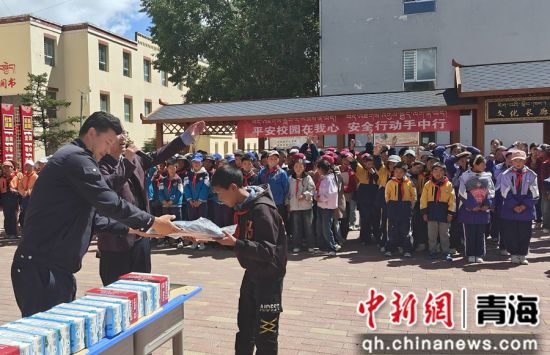 图为法庭干警及司法所干部通过有奖问答等形式与同学们展开互动。兴海县委宣传部供图 图为法庭干警及司法所干部通过有奖问答等形式与同学们展开互动。兴海县委宣传部供图