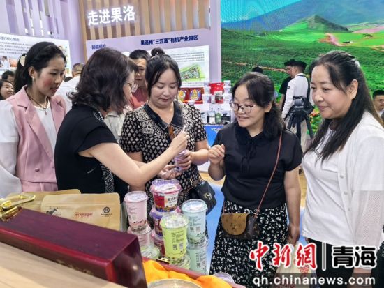 图为顾客品尝牦牛酸奶。 孙睿 摄 图为顾客品尝牦牛酸奶。 孙睿 摄