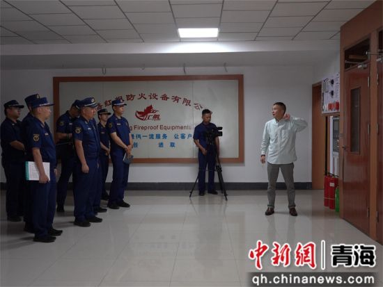 图为企业技术人员正在给参训人员讲解防火门相关知识。 青海消防供图 图为企业技术人员正在给参训人员讲解防火门相关知识。 青海消防供图