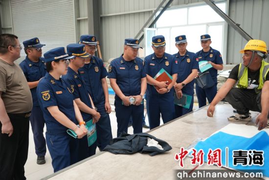 图为企业技术人员为参训人员演示防火卷帘组装方式。 青海消防供图 图为企业技术人员为参训人员演示防火卷帘组装方式。 青海消防供图