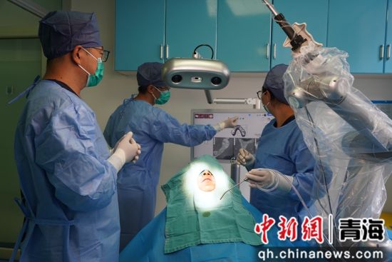 图为手术现场。西宁市第一人民医院供图 图为手术现场。西宁市第一人民医院供图