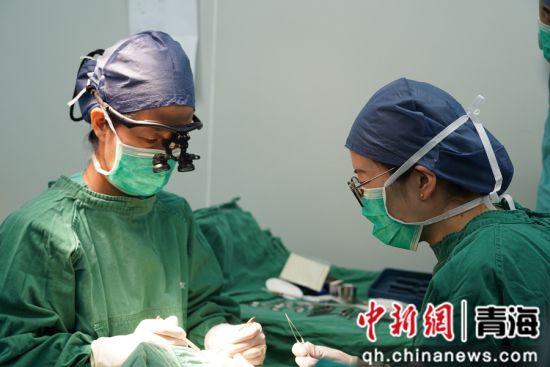 图为专家现场教学。西宁市第一人民医院供图 图为专家现场教学。西宁市第一人民医院供图