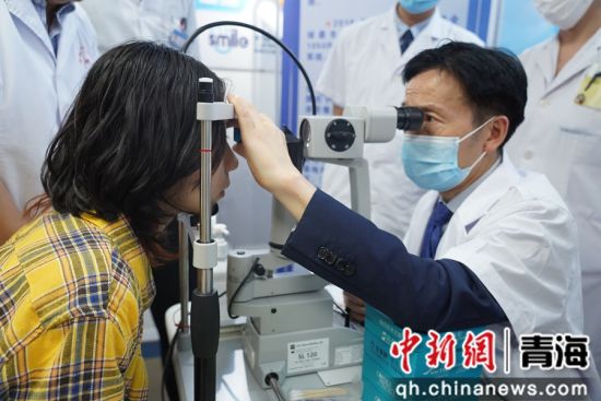图为专家现场教学。西宁市第一人民医院供图 图为专家现场教学。西宁市第一人民医院供图
