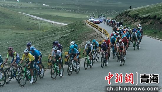 图为车手比赛中。共和融媒供图 图为车手比赛中。共和融媒供图