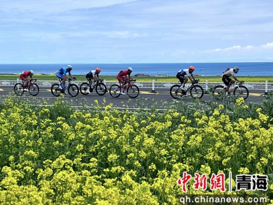 图为车手比赛中。共和融媒供图 图为车手比赛中。共和融媒供图