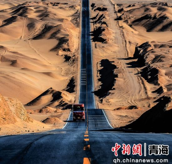 图为网红“u型”公路。 海西州文体旅游广电局 供图 图为网红“u型”公路。 海西州文体旅游广电局 供图