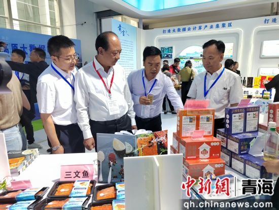 图为有关领导嘉宾参观展区。共和融媒供图 图为有关领导嘉宾参观展区。共和融媒供图