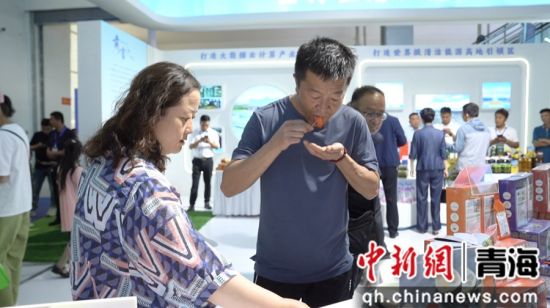 图为民众品尝特色产品。共和融媒供图 图为民众品尝特色产品。共和融媒供图