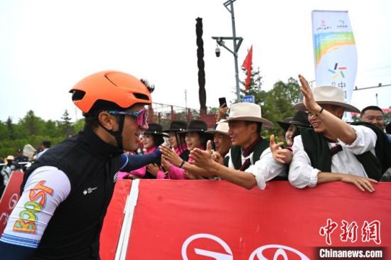 图为2024“中国工商银行杯”第二十三届环青海湖国际公路自行车赛第六赛段海晏-祁连的比赛开赛前,西海镇民众与外籍车手鼓励击掌。张科技摄 图为2024“中国工商银行杯”第二十三届环青海湖国际公路自行车赛第六赛段海晏-祁连的比赛开赛前,西海镇民众与外籍车手鼓励击掌。张科技摄