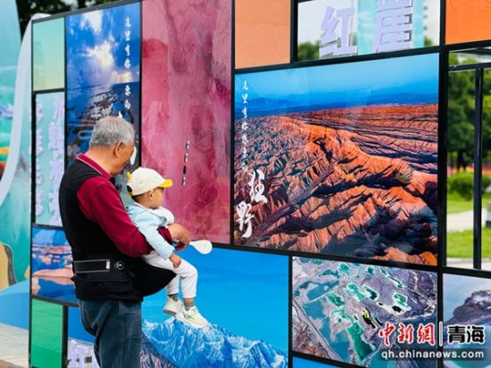 图为市民观赏摄影展。 孙睿 摄 图为市民观赏摄影展。 孙睿 摄