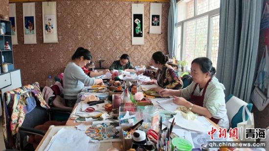 图为制作绣品。白霞供图