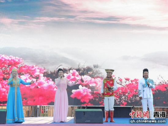 图为“花儿”歌手现场演唱。祁绣娟 摄 图为“花儿”歌手现场演唱。祁绣娟 摄