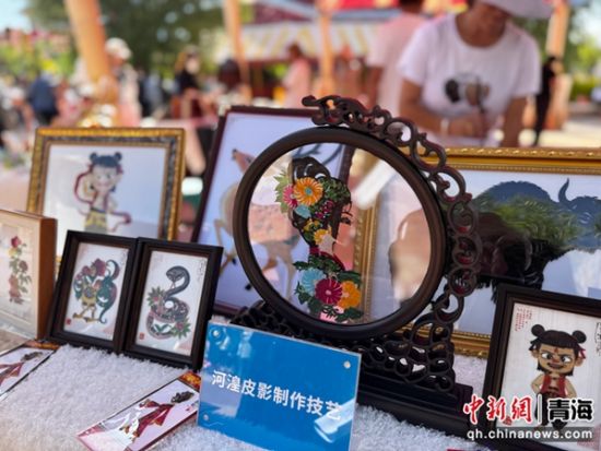 图为现场展示河湟皮影制作技艺。祁绣娟 摄