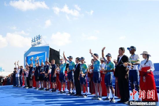 7月13日，第二十四届环大美青海国际公路自行车赛闭幕式现场，哈萨克斯坦喜德盛阿斯塔纳车队获团体总成绩第一名。　　马铭言 摄