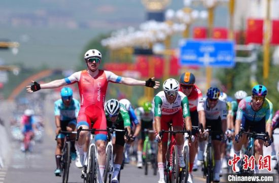 7月13日，来自李宁之星车队的谢尔比·亚历山大夺得收官赛段冠军。　　马铭言 摄