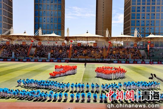 图为民族摆出“70”字样。张添福 摄 图为民族摆出“70”字样。张添福 摄