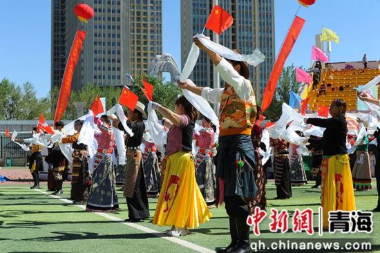 图为大型广场文艺演出。张雪峰 供图 图为大型广场文艺演出。张雪峰 供图