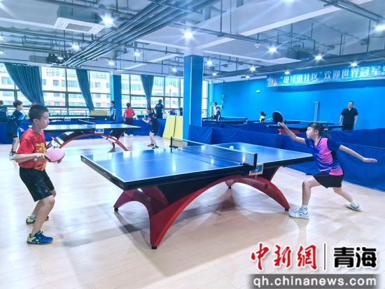 图为爱好者在场馆中热身。常璐 摄 图为爱好者在场馆中热身。常璐 摄