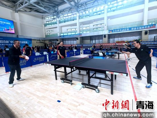图为爱好者在场馆中热身。常璐 摄 图为爱好者在场馆中热身。常璐 摄