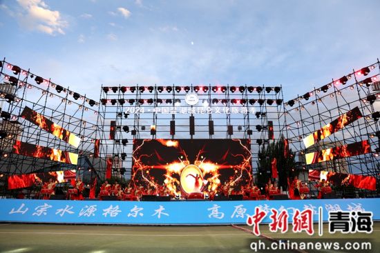图为专场文艺晚会现场。张添福 图为专场文艺晚会现场。张添福