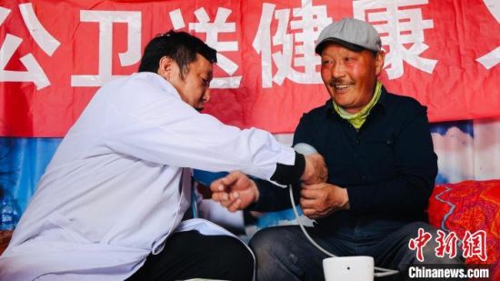 图为哈斯巴雅尔为牧民义诊。 茫崖市融媒体中心 供图 图为哈斯巴雅尔为牧民义诊。 茫崖市融媒体中心 供图