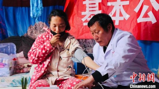 图为哈斯巴雅尔为牧民义诊。 茫崖市融媒体中心 供图 图为哈斯巴雅尔为牧民义诊。 茫崖市融媒体中心 供图