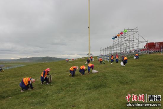 图为那达慕大会结束后,生态管护员打扫腾格里赛马场。桑吉杰供图 图为那达慕大会结束后,生态管护员打扫腾格里赛马场。桑吉杰供图