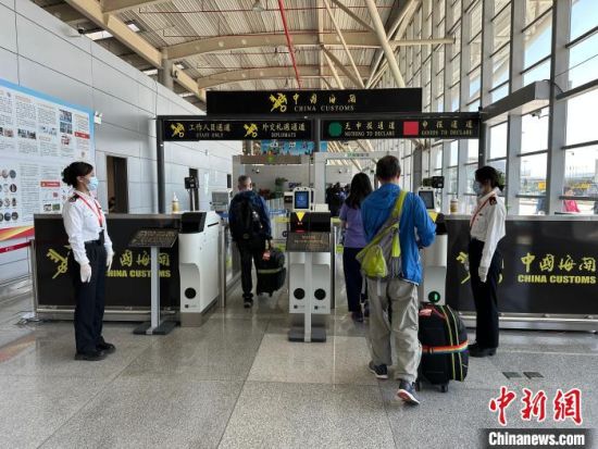 图为已投入使用的西宁曹家堡机场出入境智能闸机通道实景照片。　　　西宁海关供图