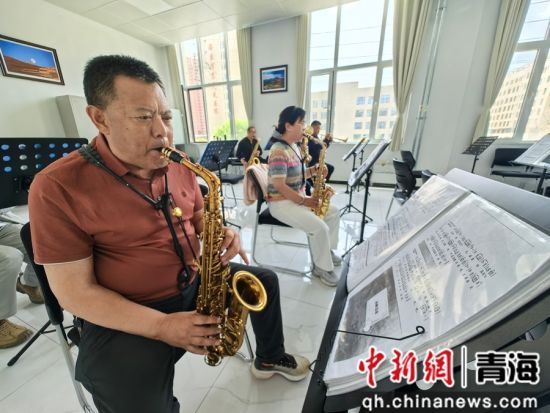 资料图为退休老人在平安区老年活动中心学习乐器演奏。李隽 摄