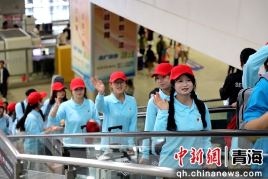 图为学生排队进入西宁站候车大厅。 青藏集团公司供图