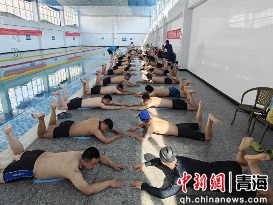 图为培训班学员在游泳馆进行模拟静水水域救援学习。 青海消防供图 图为培训班学员在游泳馆进行模拟静水水域救援学习。 青海消防供图