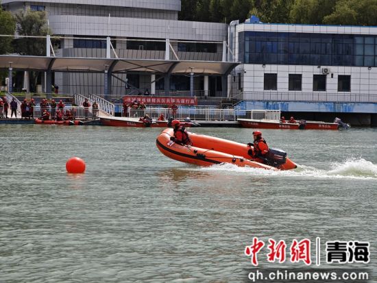 图为培训班学员在河流开放水域进行救援学习。 青海消防供图 图为培训班学员在河流开放水域进行救援学习。 青海消防供图
