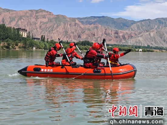 图为培训班学员在河流开放水域进行救援学习。 青海消防供图 图为培训班学员在河流开放水域进行救援学习。 青海消防供图